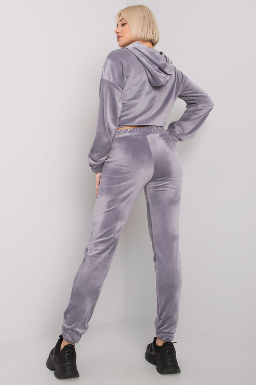 Šedá dvoudílná souprava s velurem...