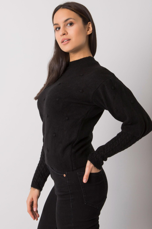 Černý svetr s ozdobnými rukávy...