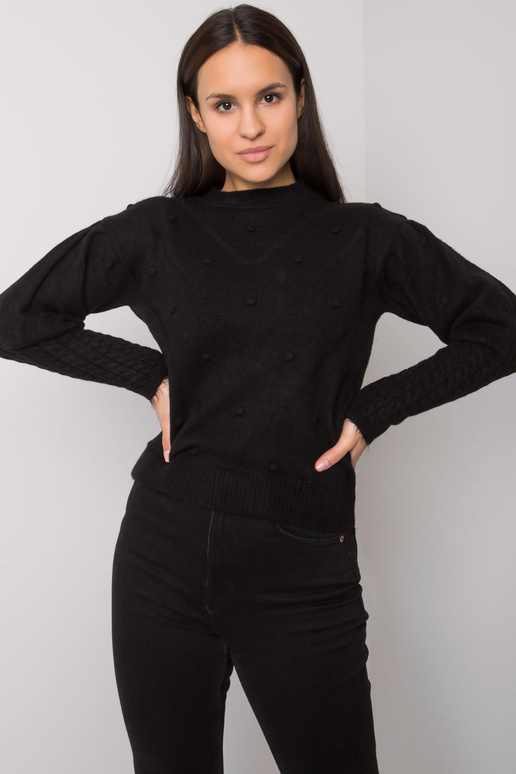 Černý svetr s ozdobnými rukávy...