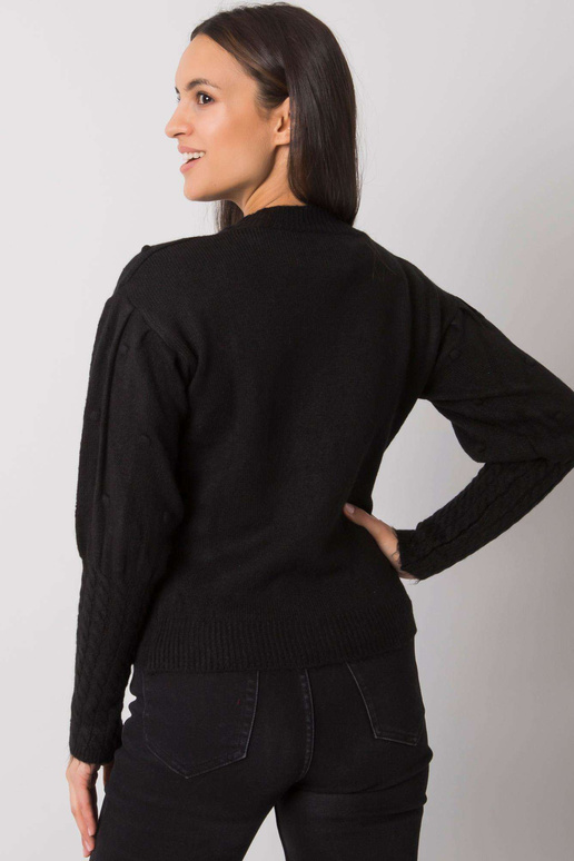 Černý svetr s ozdobnými rukávy...