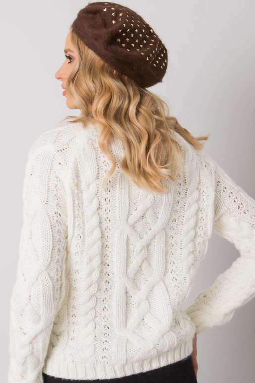 Hnědý baret s aplikacemi