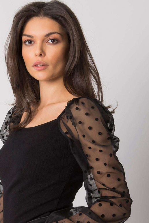 Černá halenka s ozdobnými rukávy...