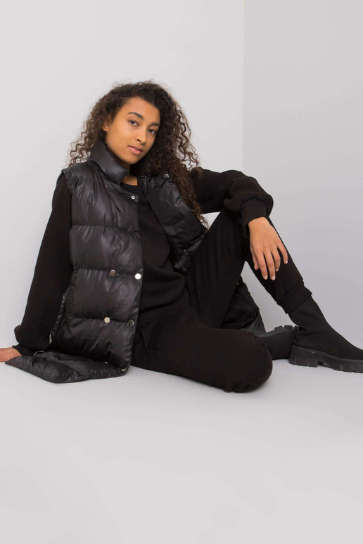 Černá třídílná souprava s vestou...