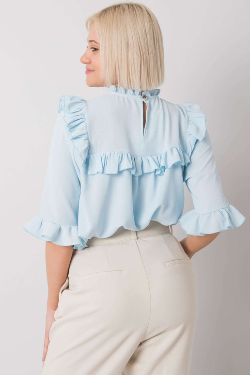 Světle modrá halenka s volánky...