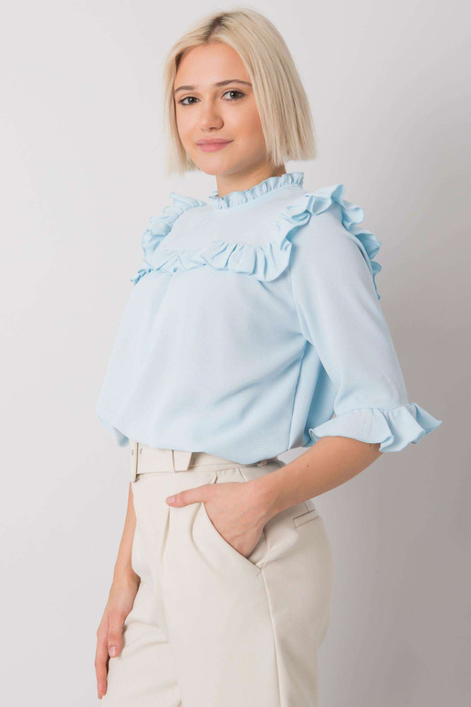 Světle modrá halenka s volánky...