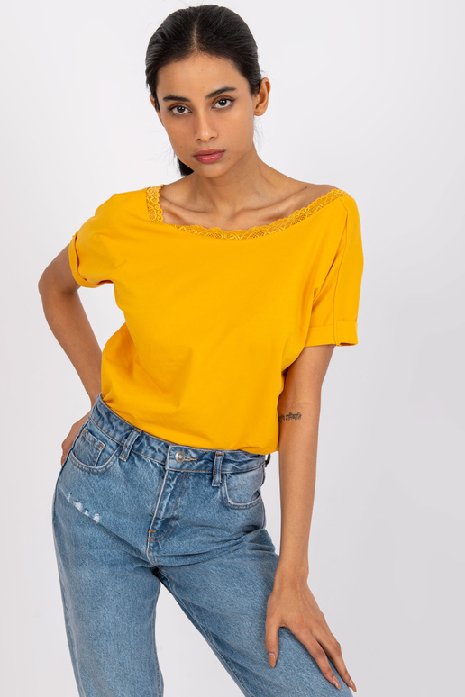 Světle oranžová halenka s výstřihem...