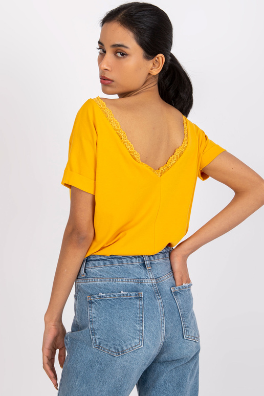 Světle oranžová halenka s výstřihem...