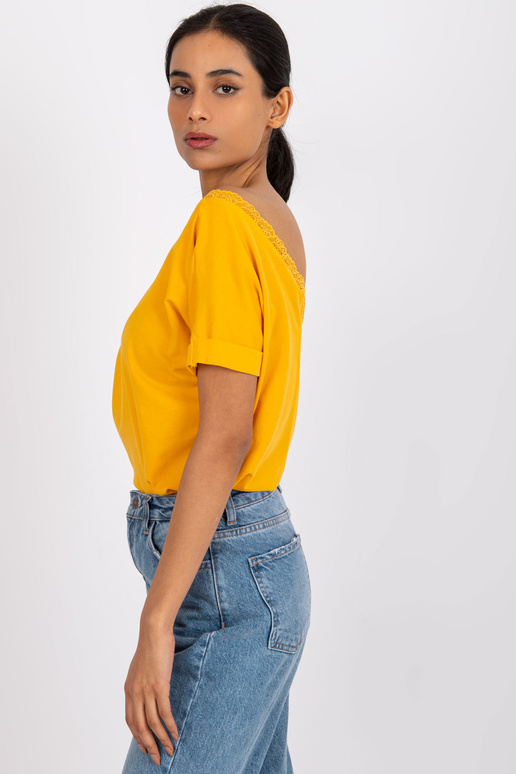 Světle oranžová halenka s výstřihem...