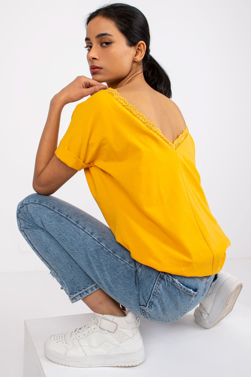 Světle oranžová halenka s výstřihem...