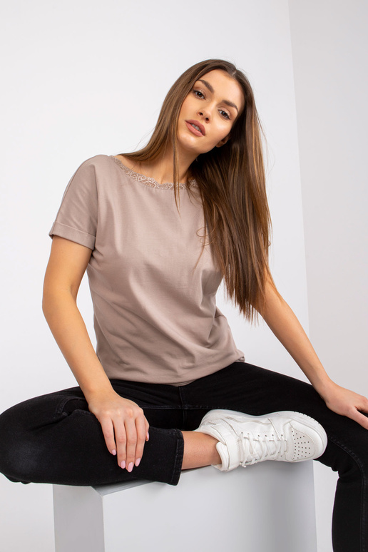 Tmavě béžová halenka s výstřihem na...