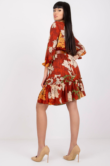 Světle hnědé šaty s páskem...