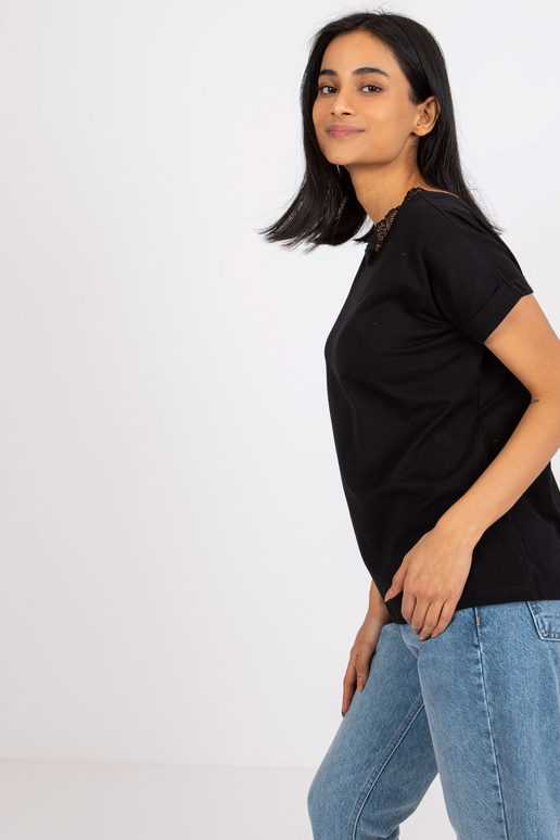 Černá halenka s výstřihem na zádech...