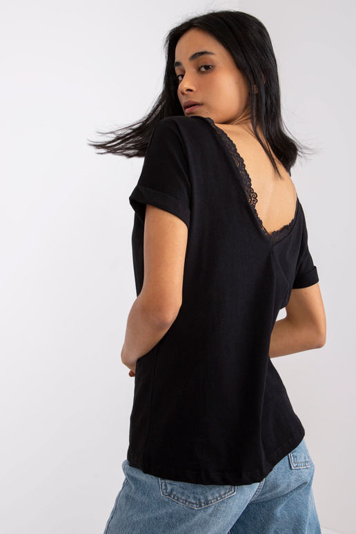 Černá halenka s výstřihem na zádech...