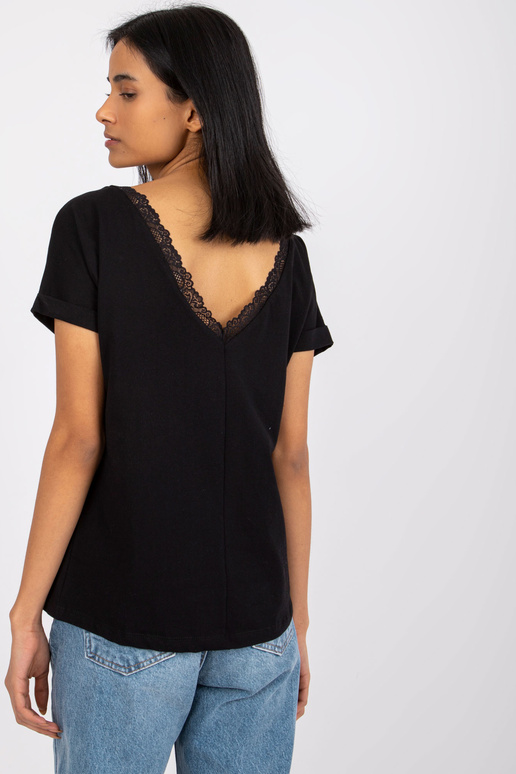 Černá halenka s výstřihem na zádech...