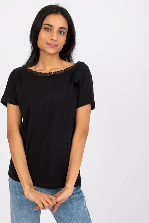 Černá halenka s výstřihem na zádech...