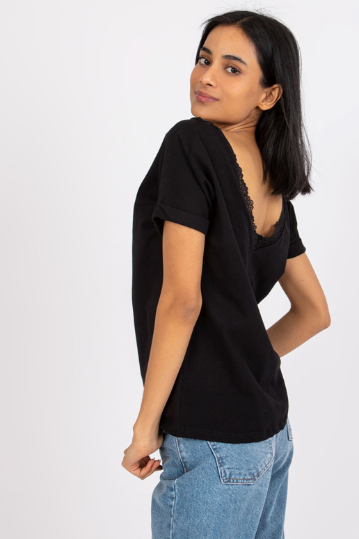 Černá halenka s výstřihem na zádech...