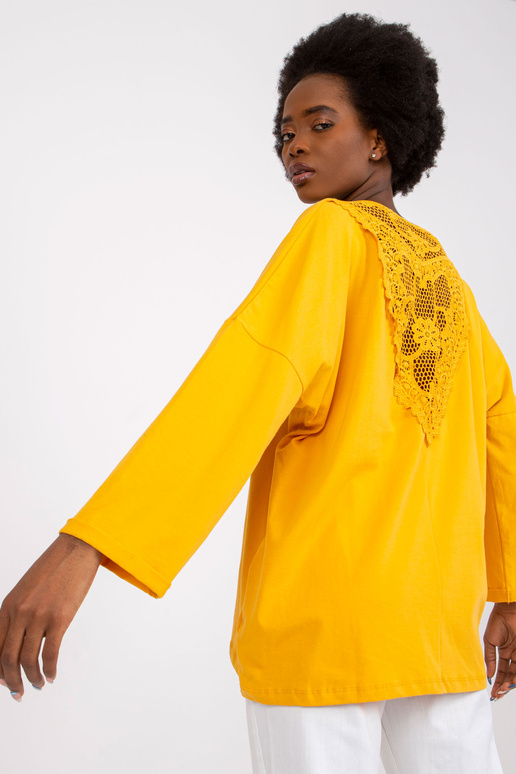 Bledě oranžová halenka s krajkovou...