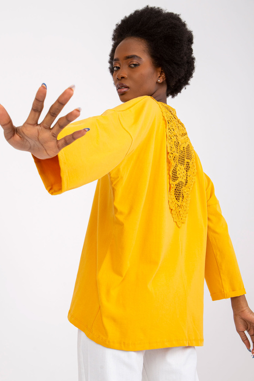 Bledě oranžová halenka s krajkovou...