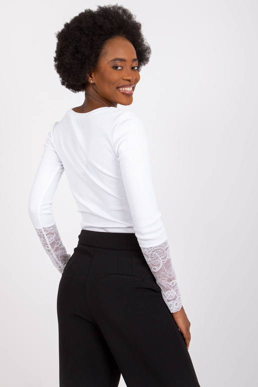 Bílá žebrovaná halenka s krajkou...