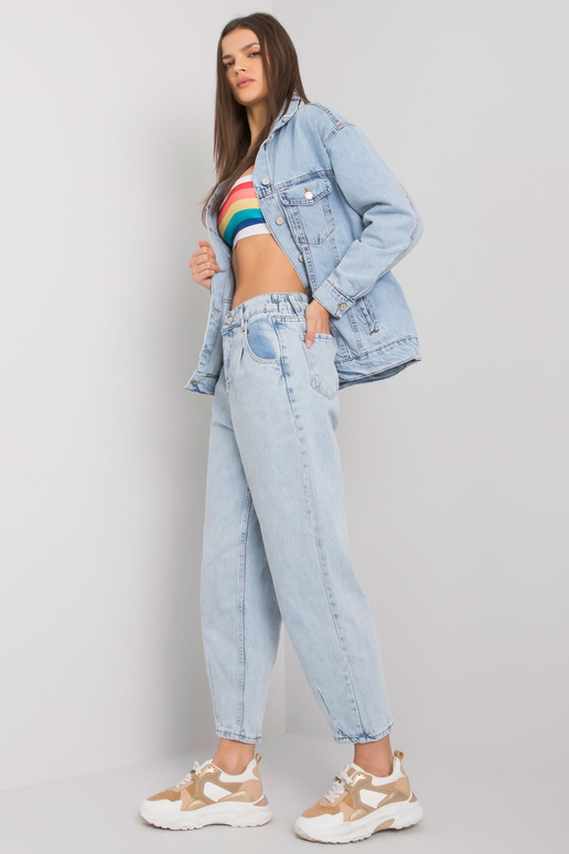 Světle modré džínové kalhoty maminky...