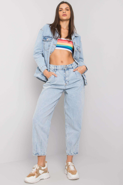 Světle modré džínové kalhoty maminky...