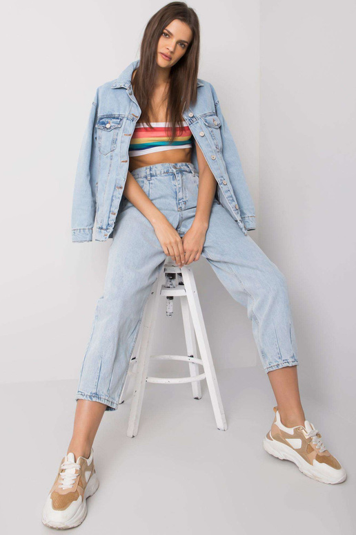 Světle modré džínové kalhoty maminky...