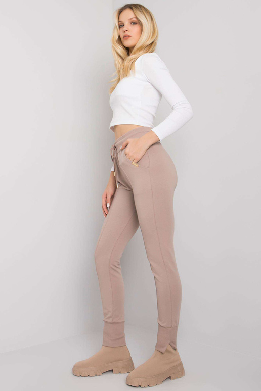 Tmavě béžové tepláky s kapsami Naomi...