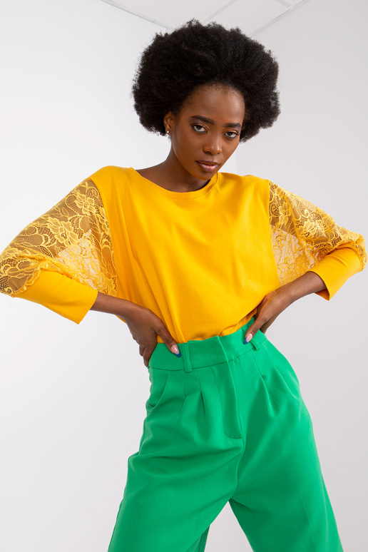 Světle oranžová halenka s krajkovými... Světle oranžová halenka s krajkovými...