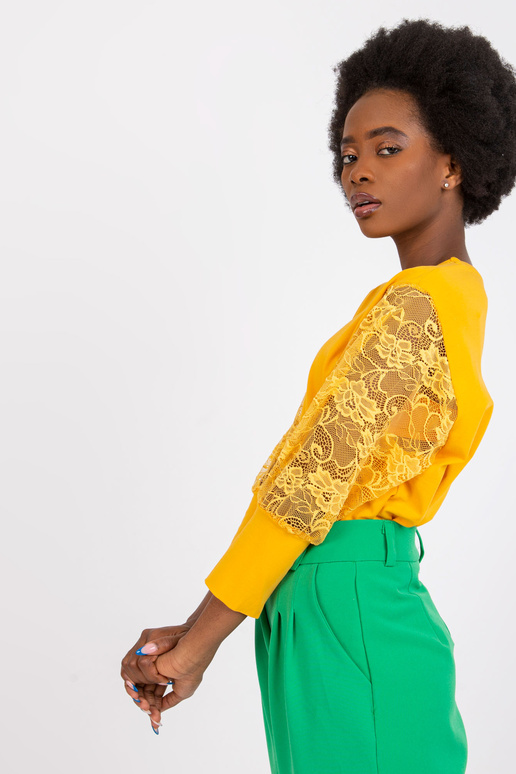 Světle oranžová halenka s krajkovými... Světle oranžová halenka s krajkovými...