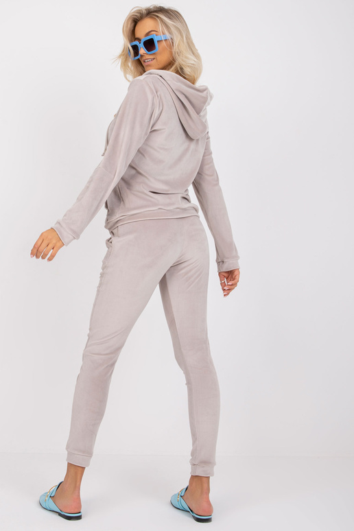 Světle šedý velurový set z viskózy...