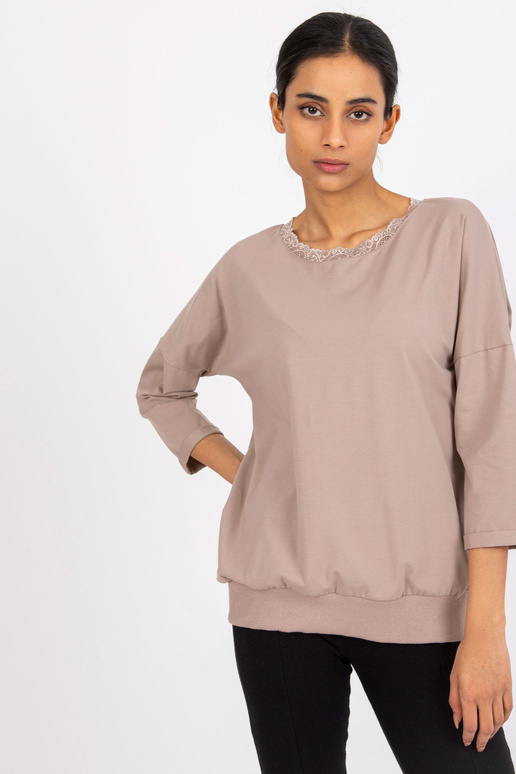 Tmavě béžová halenka s průstřihem na...