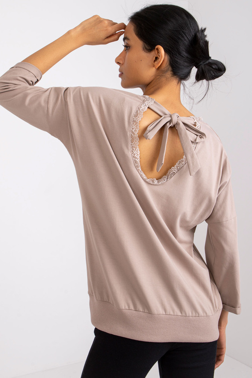 Tmavě béžová halenka s průstřihem na...