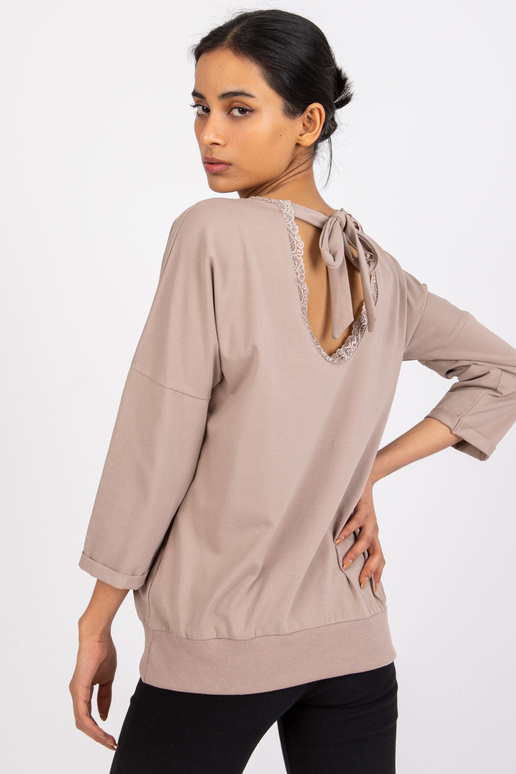 Tmavě béžová halenka s průstřihem na...