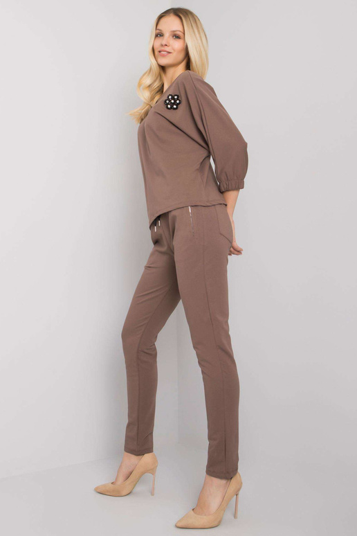 Hnědá bavlněná souprava s nášivkou...