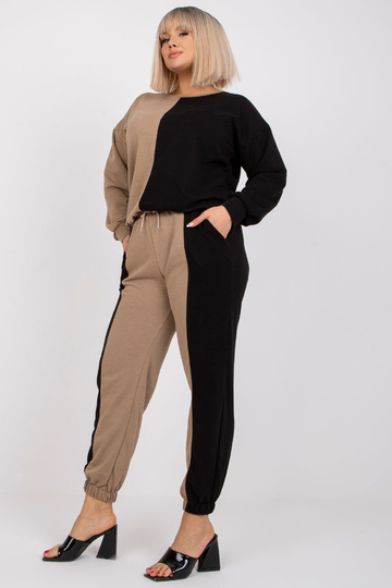 Tmavě béžová a černá...