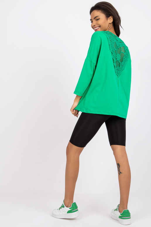 Zelená halenka s krajkou na zádech...