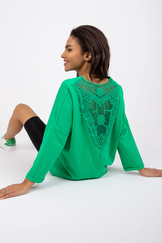 Zelená halenka s krajkou na zádech...