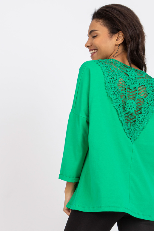 Zelená halenka s krajkou na zádech...