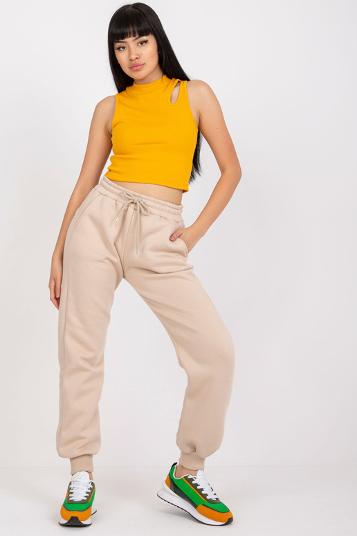 Béžové tepláky základního slim střihu...