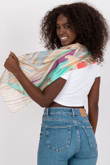 Béžová tenká šála se vzory