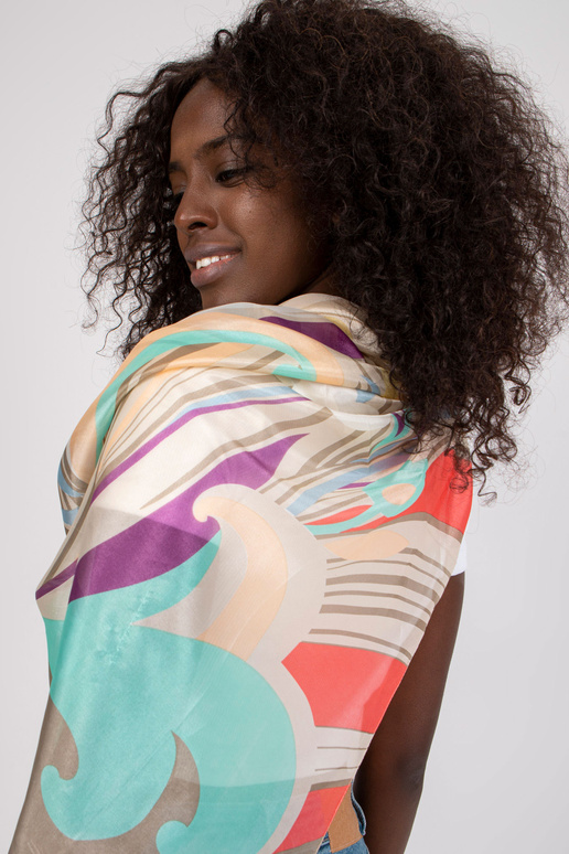 Béžová tenká šála se vzory