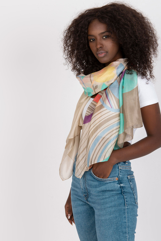 Béžová tenká šála se vzory