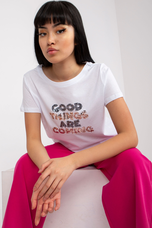 Bílé tričko s nášivkou a titulky