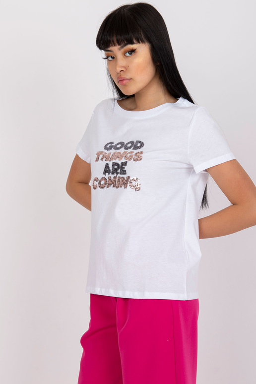 Bílé tričko s nášivkou a titulky