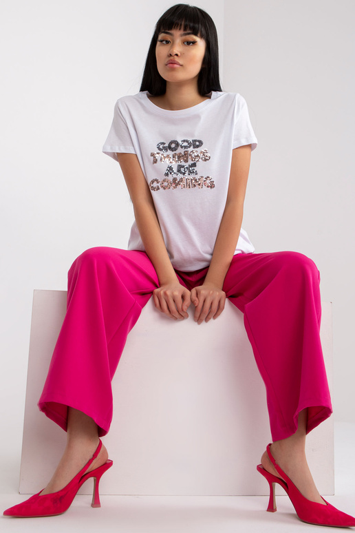 Bílé tričko s nášivkou a titulky