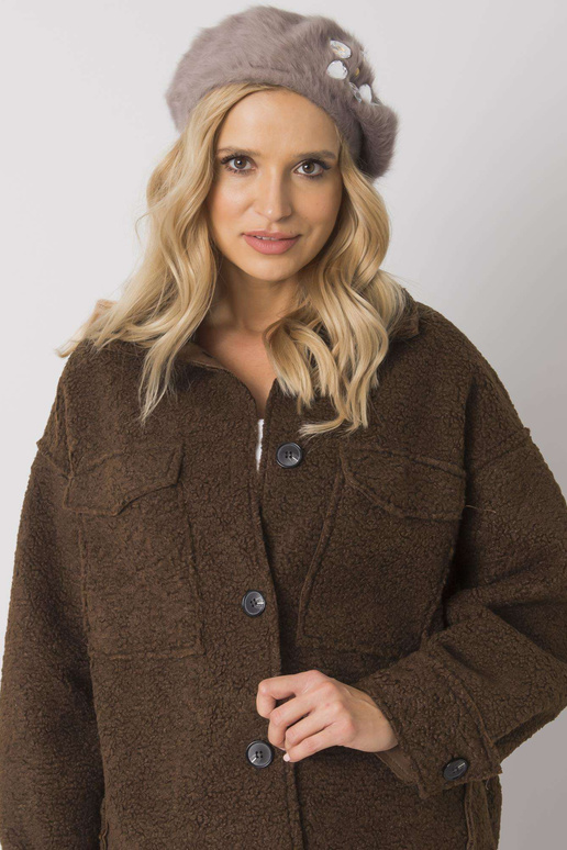 Tmavě béžový dámský baret s nášivkou