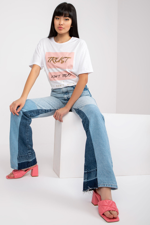 Bílé oversize tričko s nášivkou a... Bílé oversize tričko s nášivkou a...