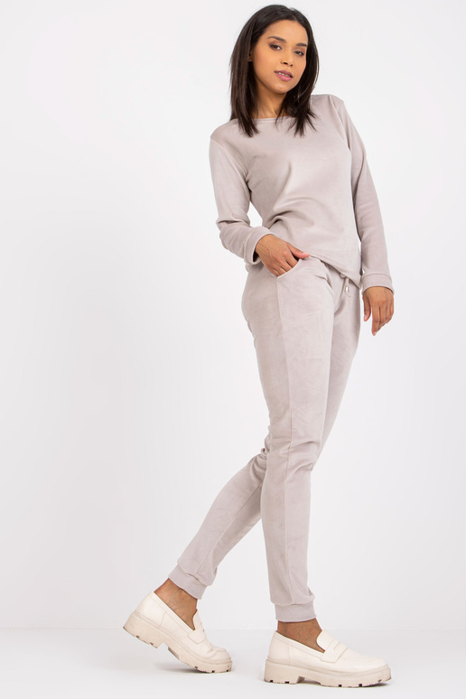 Světle šedý velurový set s kapsami...