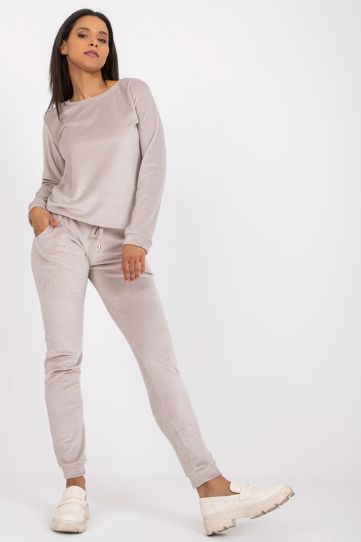 Světle šedý velurový set s kapsami...