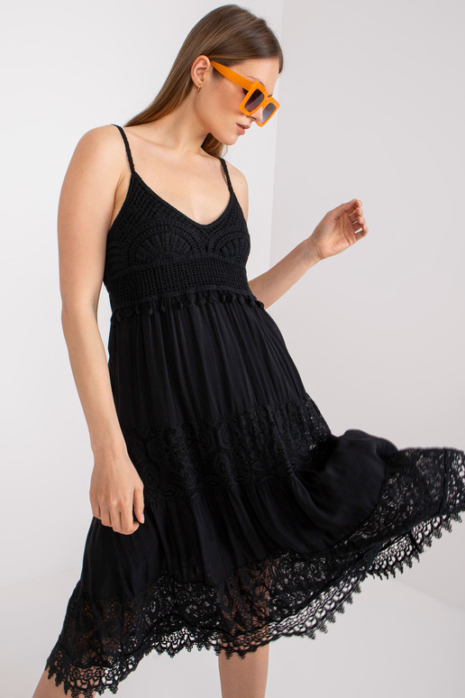 Černé šaty s rozšířenými rameny a...